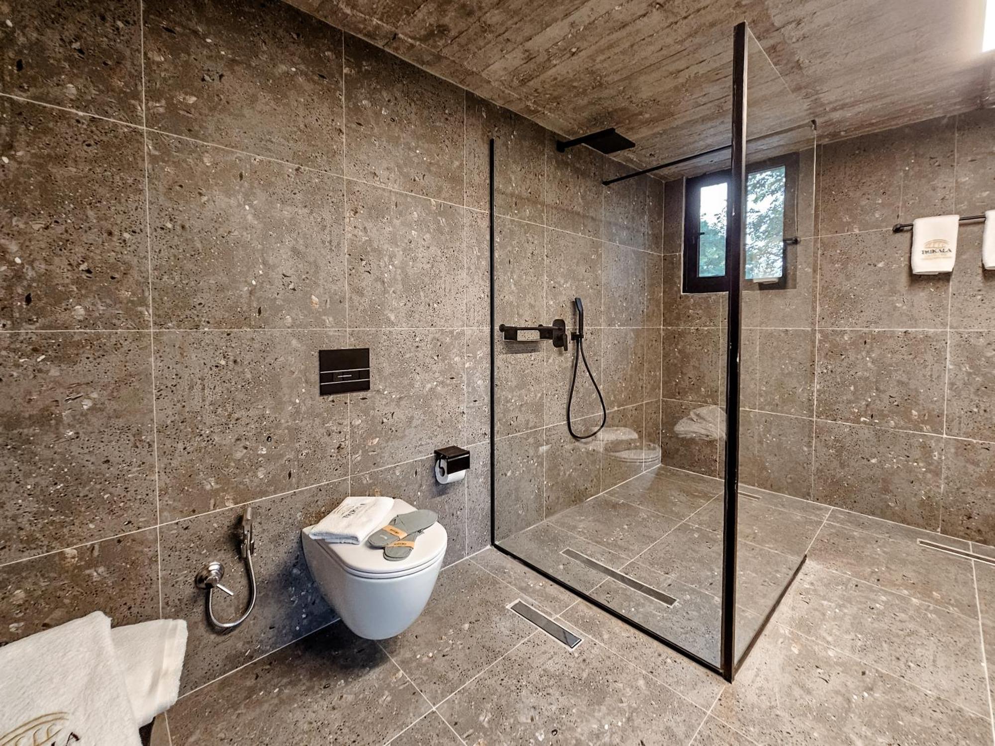 Industrial Loft Apartment ตริกาลา ภายนอก รูปภาพ